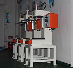 山東某五金裝配設(shè)備廠家使用我司的總行程可調(diào)半弓型氣液壓力機(jī) 山東某五金裝配設(shè)備廠家使用我司的總行程可調(diào)半弓型氣液壓力機(jī)