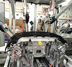 1噸氣液增壓缸：某汽車保險杠沖孔打孔，汽車倒車?yán)走_沖孔機設(shè)備廠家解決方案