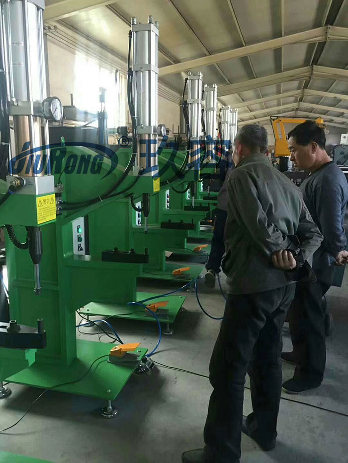 現(xiàn)場講解氣液鉚接機(jī)使用維護(hù)注意事項(xiàng) 現(xiàn)場講解氣液鉚接機(jī)使用維護(hù)注意事項(xiàng)