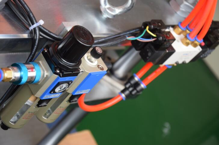 氣液增壓機(jī)用兩個(gè)電磁閥控制 氣液增壓機(jī)用兩個(gè)電磁閥控制