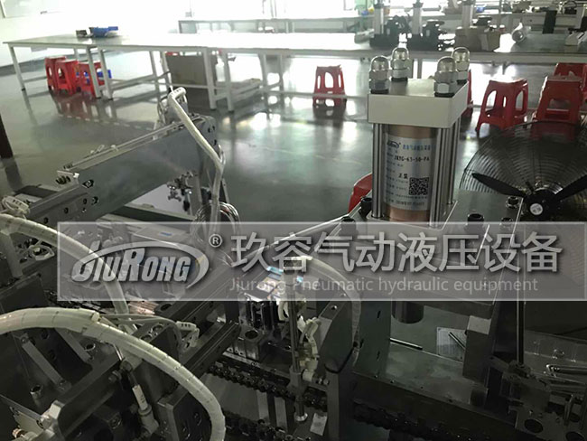 氣液增壓器在嬰兒車配件自動(dòng)化裝配生產(chǎn)線上的應(yīng)用圖 氣液增壓器在嬰兒車配件自動(dòng)化裝配生產(chǎn)線上的應(yīng)用圖