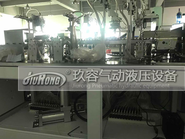 氣液增壓器在嬰兒車配件自動(dòng)化裝配生產(chǎn)線上的應(yīng)用圖2 氣液增壓器在嬰兒車配件自動(dòng)化裝配生產(chǎn)線上的應(yīng)用圖2