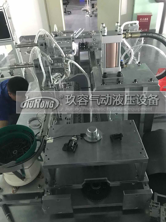 氣液增壓器在嬰兒車配件自動(dòng)化裝配生產(chǎn)線上的應(yīng)用圖3 氣液增壓器在嬰兒車配件自動(dòng)化裝配生產(chǎn)線上的應(yīng)用圖3