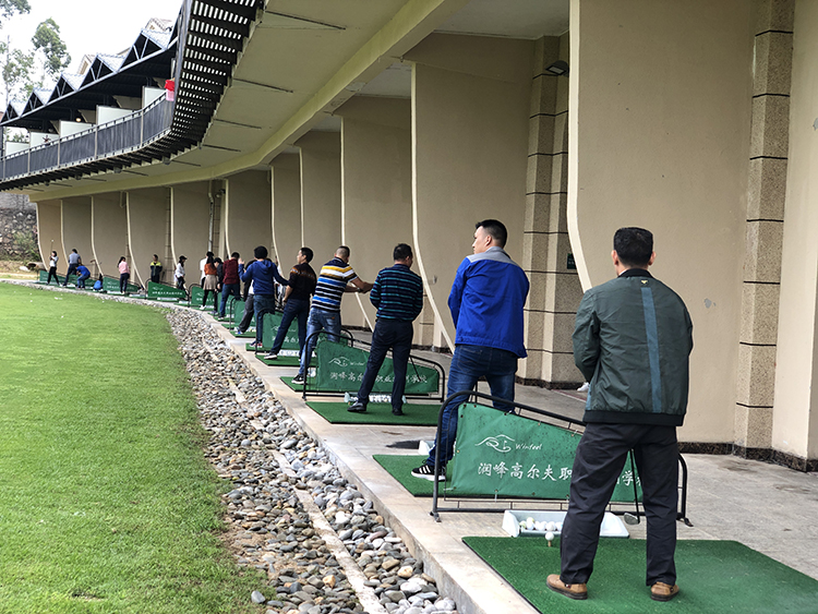 同事在打高爾夫 同事在打高爾夫